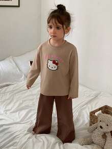 Dazy Kids HELLO KITTY | DAZY طقم ملابس منزلية للبنات الصغيرات بطبعة كرتونية، ملابس علوية وبنطال - كاكي - مشاهدة 6