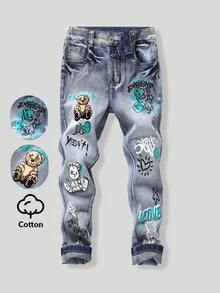SHEIN 青少年男孩印花彈力牛仔褲，休閒時尚街頭風戶外穿搭推薦！水洗藍舒適牛仔面料，手工磨白工藝 + 字母印花設計，標準腰頭 + 拉鍊門襟方便穿脫，修身彈力剪裁，適合日常穿著、學校活動或週末出遊 - 深色水洗藍 - 查看 5