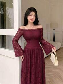 Modelyn Vestido Longo Feminino com Ombros à Mostra em Renda Cor Vinho Tinto. Vestido Longo com Ombros à Mostra em Renda Xadrez, Adequado para Eventos Formais ou Encontros. Elegante para o Outono. - Vinho - Visão 5