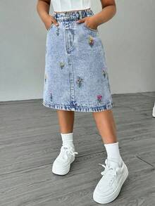 SHEIN Tween女孩牛仔裙 春夏新款 甜美清新 淺藍色水洗牛仔 小花刺繡 A字裙 修身舒適 高級棉質牛仔 日常基礎校園穿搭 度假棉質春夏穿著 童裝牛仔裙 女孩裙 - 淺色水洗藍 - 查看 1