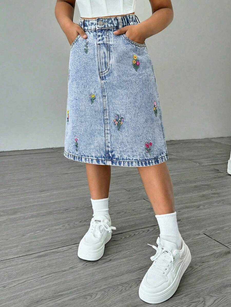 SHEIN Tween女孩牛仔裙 春夏新款 甜美清新 淺藍色水洗牛仔 小花刺繡 A字裙 修身舒適 高級棉質牛仔 日常基礎校園穿搭 度假棉質春夏穿著 童裝牛仔裙 女孩裙 - 淺色水洗藍 - 查看 1
