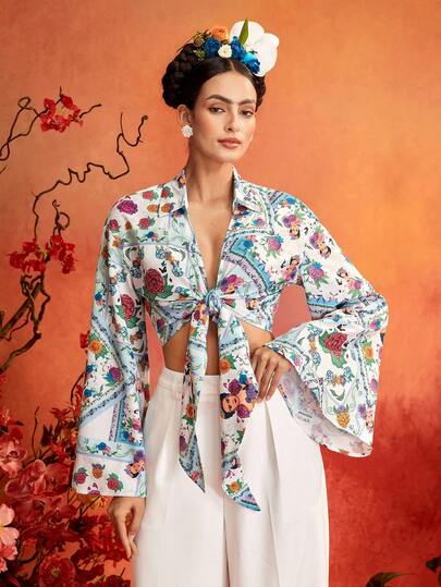 Glamance Frida Kahlo X SHEIN بلوزة حريرية بتصميم رقعات بورتريه وطباعة زهور وأكمام جرس وخصر مربوط، أنيقة ناضجة كاجوال مثيرة للخروج والعمل والمكتب والاستخدام اليومي والحفلات وأعياد الميلاد والعطلات والسفر إلى الشرق الأوسط والشاطئ وملابس السباحة والسهرات الصيفية بأسلوب بوهيمي