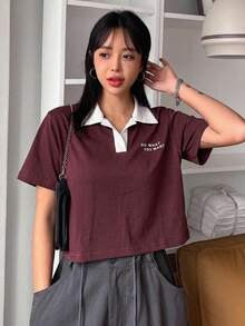 DAZY 女款夏季白色與紅色拼接配色短版 Polo 衫，休閒寬鬆街頭戶外短版上衣，字母圖案印花短袖 T-shirt - 酒紅色 - 查看 1