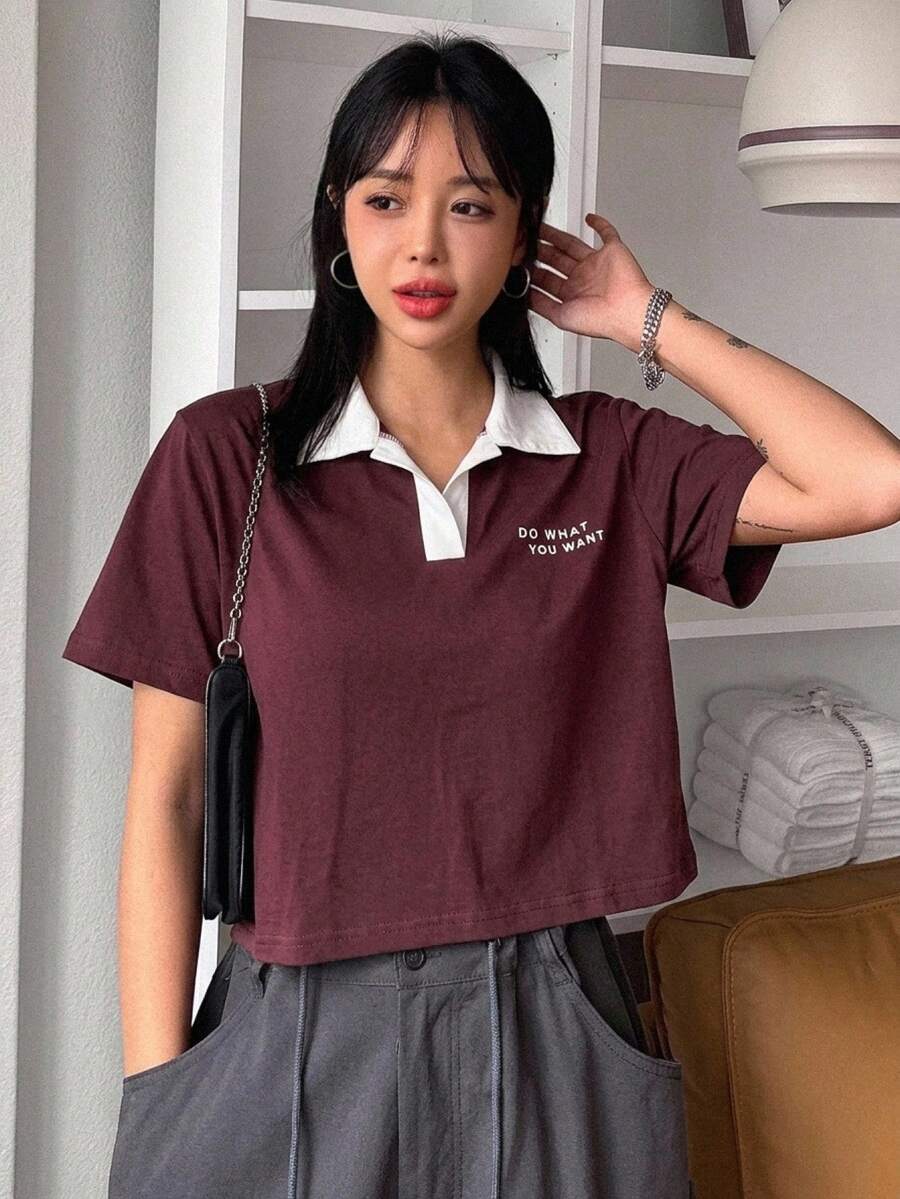 DAZY 女款夏季白色與紅色拼接配色短版 Polo 衫,休閒寬鬆街頭戶外短版上衣,字母圖案印花短袖 T-shirt - 酒紅色 - 查看 1