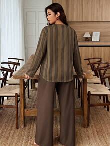 Weeklong Conjunto de 2 piezas para mujer talla grande con blusa de cuello con muesca y botones, estampado floral y Bottom de unicolor en contraste, estampado aleatorio - Multicolor - Ver 4