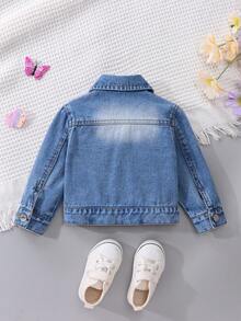 SHEIN Playful Pals 女嬰牛仔夾克外套，淺藍色水洗牛仔布搭配可愛花卉刺繡，翻領設計配金屬鈕扣，假胸袋附蓋片，適合春秋穿著，可搭配洋裝或T恤牛仔褲，適合日常上學、週末出遊及其他休閒場合，甜美可愛風格 - 淺色水洗藍 - 查看 2