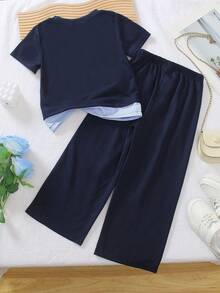 SHEIN 2件套韩版宽松少女藏蓝色两件套花卉刺绣T恤套装，藏蓝色短袖T恤搭配藏蓝色阔腿裤，下摆饰有蓝白条纹，适合日常穿着、周末郊游、徒步旅行、返校季等场合。 - 寶藍色 - 查看 2