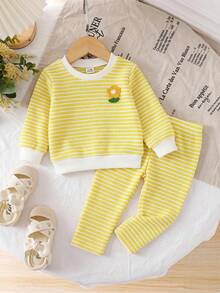 SHEIN Playful Pals 女嬰休閒日常 3D鉤編花朵貼飾紋理淺黃色與白色條紋針織提花上衣搭配針織內搭褲套裝，適合春/秋季休閒穿著與運動，可愛套裝 - 黃色 - 查看 2