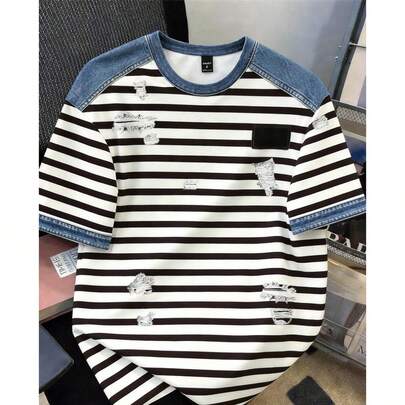メンズ ブラック&ホワイト ストライプ フェイクデニム パッチワーク プリントデザイン 半袖Tシャツ、ヤングファッション、デイリーカジュアル、友人との集まりに適しています