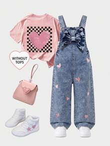 SHEIN Genkimix Kids 女童牛仔吊帶褲，四季新款，時尚甜美風，復古牛仔中藍色，胸前3D大蝴蝶結設計，褲身粉色愛心刺繡圖案，時尚直筒寬鬆版型，柔軟舒適面料，百搭日常穿著，適合度假及其他場合，女童四季度假新品 - 中等水洗藍 - 查看 3