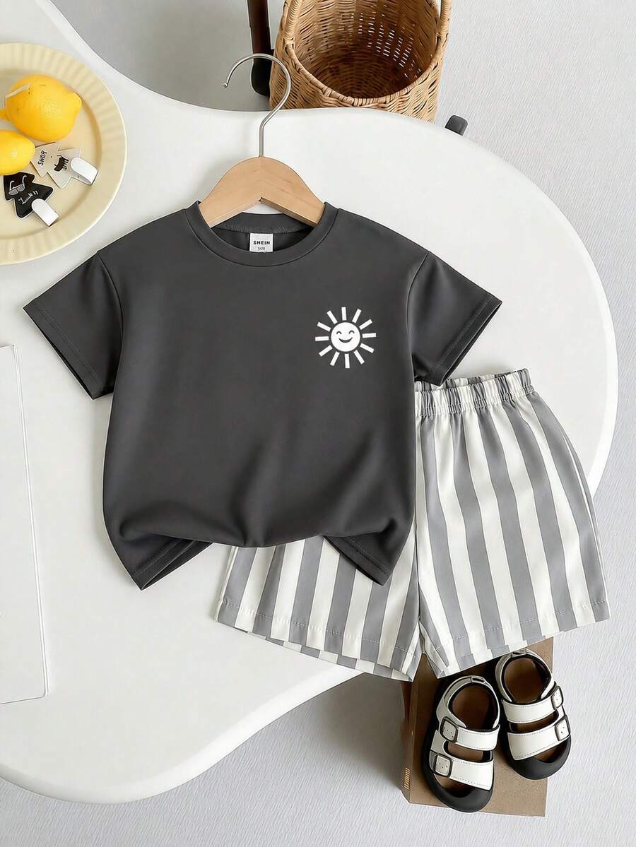 SHEIN Playful Pals 2件/套 嬰兒男童夏季度假白色太陽圖案T恤與彈性腰條紋短褲休閒海灘度假套裝,適用於嬰兒與幼童 - 彩色 - 查看 1