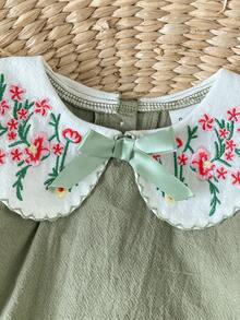 SHEIN 女嬰連身衣連身褲 可愛甜美鼠尾草綠 花朵刺繡蝴蝶結荷葉邊娃娃領 長袖彈性袖口 生日派對家庭秋季舒適款 - 軍綠色 - 查看 6