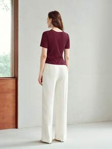 MOTF PREMIUM KAOS LENGAN PENDEK KATUN MUSIM SEMI/PANAS DENGAN LEHER BULAT, HEM ASIMETRIS, DAN PINGGANG BERKERUT - Burgundy - View 3