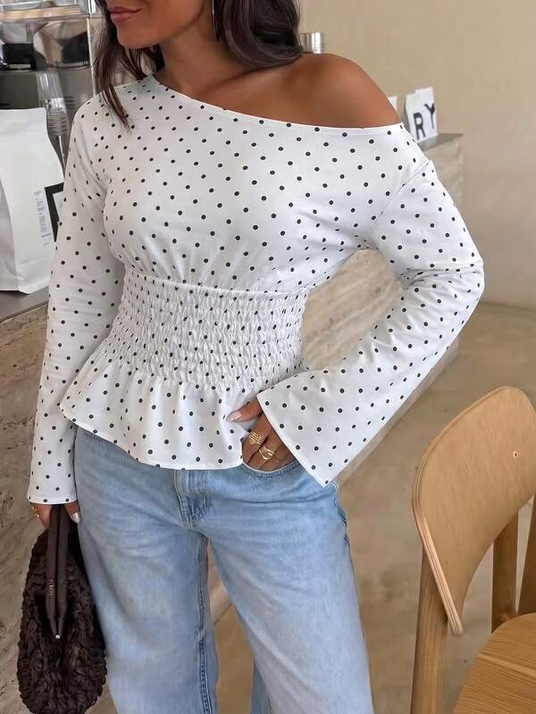Lucivie Camisa elegante de oficina para mujer, blanca con lunares, un hombro descubierto, cintura fruncida, volantes y manga larga