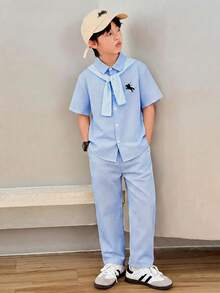 SHEIN 大童男孩返校 3 件套休閒條紋短袖印花襯衫與鬆緊腰長褲套裝，附純色披肩，適合秋冬春夏、戶外玩耍、學校、街頭風、派對與休閒穿著 - 藍色 - 查看 2