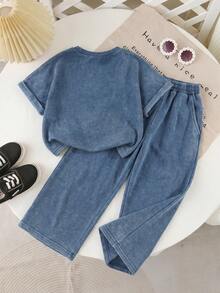 SHEIN Playful Pals 女童夏季新款煙灰色俏皮可愛英文印花圓領落肩寬鬆針織丹寧上衣，搭配寬腿丹寧長褲，輕盈柔軟舒適時尚，適合日常拍照、購物、出遊、聚會，2026女童T恤套裝 - 藏蓝色 - 查看 2