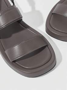 HighSole 雙帶式露趾方頭厚底平底休閒女款涼鞋，適合通勤、購物與度假穿著 - 淺灰色 - 查看 2