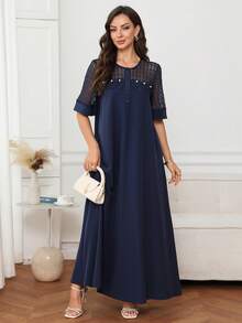Al Najma Vestido elegante árabe para mujer con cuello redondo, encaje en contraste y media abertura con botones - Azul Marino - Ver 7