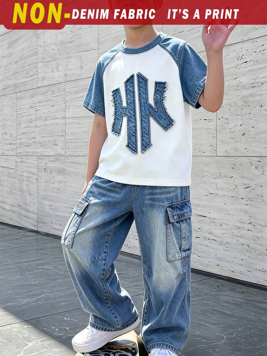 SHEIN 2件組大童男孩酷炫字母HK圖案印花時尚圓領短袖T恤搭配寬腿工裝褲套裝,夏季返校穿搭,適合假期派對,春夏秋季,休閒舒適,返校首選,時尚休閒穿著,夏秋街頭風,外出休閒套裝,返校派對適用 - 彩色 - 查看 1