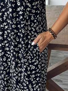 SHEIN VCAY Gaun Liburan Kasual Wanita Ukuran Besar dengan Motif Bunga Kecil, Tali Bahu Tipis, dan Kantong - Hitam dan Putih - View 5