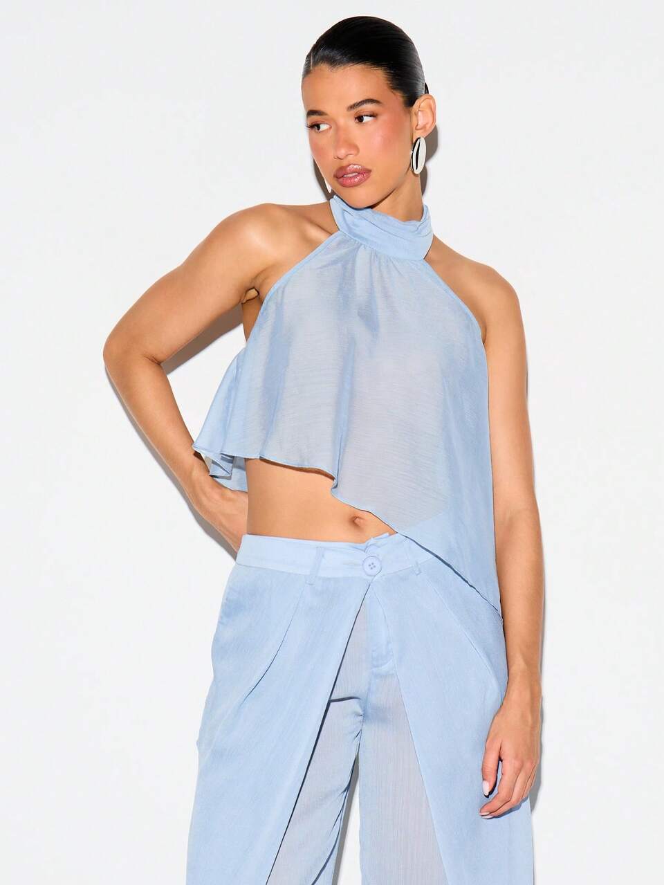 KIZN Top cropped de chiffon com decote halter e barra com babados.