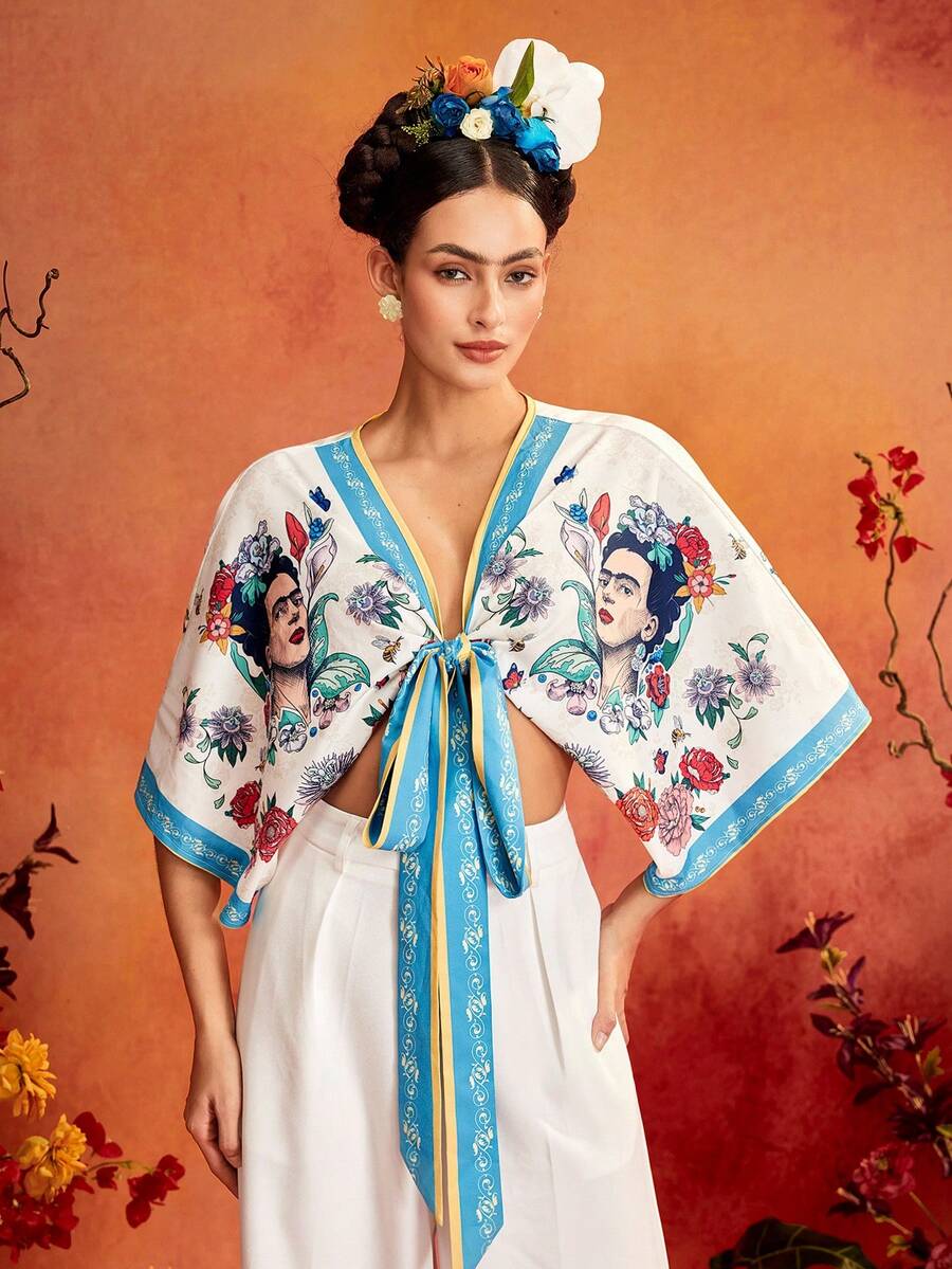Glamance Frida Kahlo X SHEIN 人像花卉蕾絲對稱印花蝙蝠袖短版深V領綁帶上衣，泳裝罩衫，腰臀比顯瘦，優雅成熟休閒性感，適合外出、上班、辦公室、日常聚會、派對、生日、度假、中東旅遊、海灘泳裝、夜晚出門、波希米亞風夏季 - 彩色 - 查看 1
