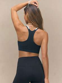 GLOWMODE FeatherFit™ 雙色 racerback 雙肩帶 Logo 寬帶式短版運動內衣，可拆式內墊，低衝擊，適合瑜伽、皮拉提斯、健身房及日常穿著 - 黑與白 - 查看 3