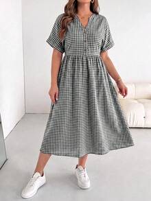 SHEIN Essnce 大尺碼女款春夏時尚休閒寬鬆舒適日常基礎百搭顯瘦粉色格紋V領短袖中長洋裝附口袋，度假洋裝，夏季粉色洋裝，大尺碼可愛服飾，極簡風格，亮色洋裝 - 黑與白 - 查看 6