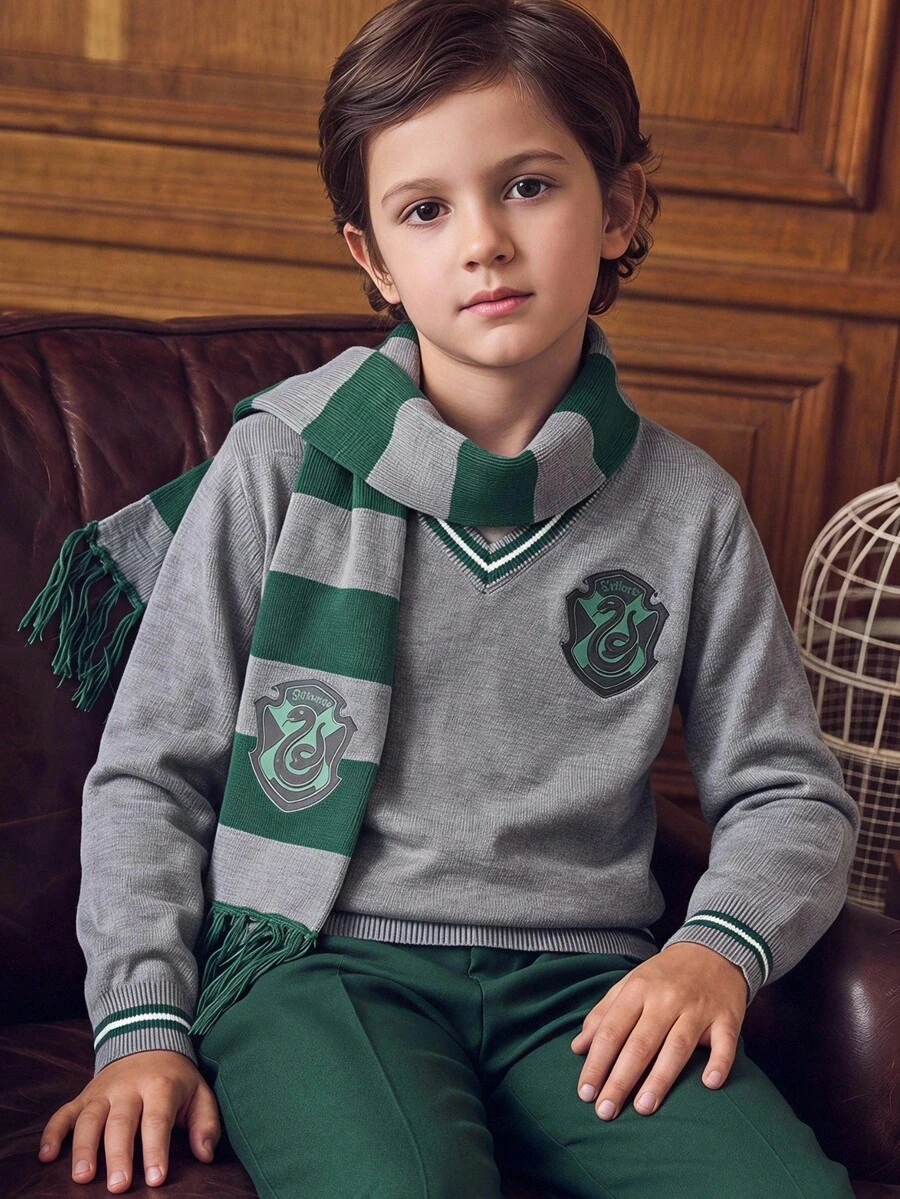 PrepCrw HARRY POTTER X SHEIN 2件組青少年男孩休閒優雅學院風舒適寬鬆針織學院徽章圖案綠白條紋滾邊灰色V領套頭毛衣,附贈灰色與綠色條紋毛絨圍巾,適合返校、外出、假期、秋冬穿著 - 灰色 - 查看 1