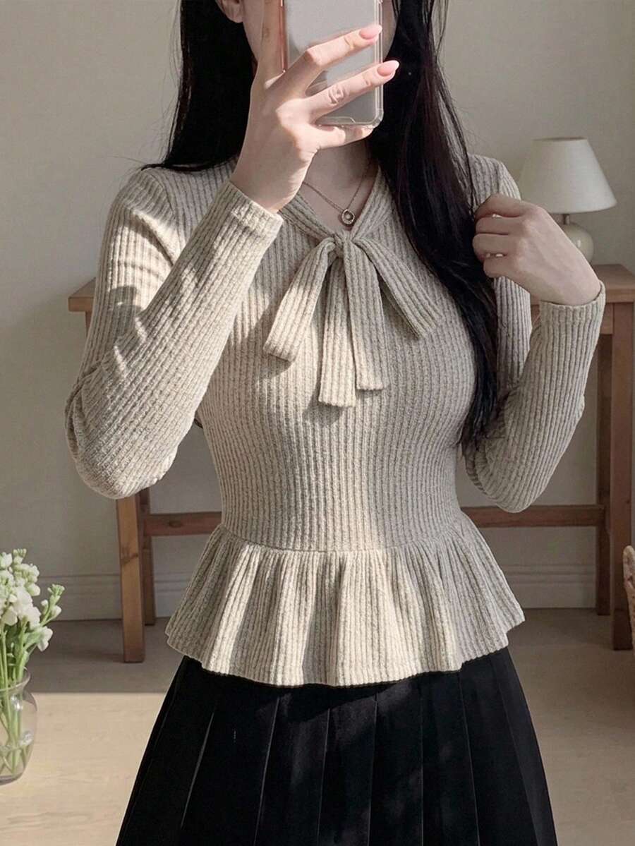 DAZY Kaos Wanita Warna Polos Kerah Lengan Panjang dengan Hem Bergelombang dan Detail Ribbed, Cocok untuk Brunch Musim Gugur, Warna Beige, Gaya Prancis Elegan - Coklat - View 1