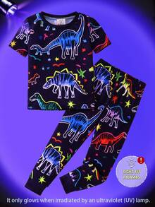Conjunto de pijama de manga corta ajustado con estampado de dinosaurio de dibujos animados que brilla en la oscuridad para niños pequeños, patrón aleatorio - Multicolor - Ver 4