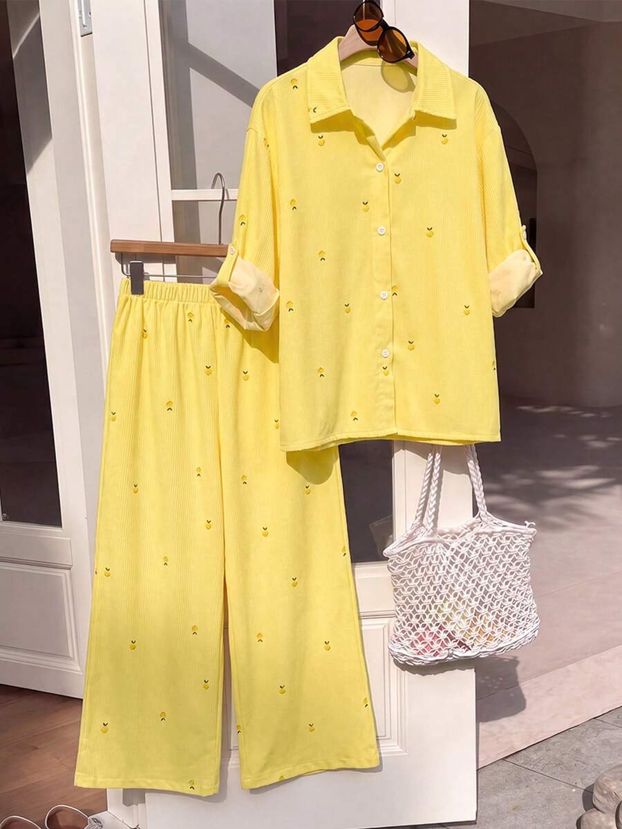 SHEIN Tween女孩紋理兩件套,刺繡翻領長袖襯衫搭配同布料鬆緊腰寬腿褲,親膚面料,休閒隨性風格女裝,春夏/秋冬日常街頭穿搭通勤套裝,小眾設計極簡風格童裝 - 黃色 - 查看 1