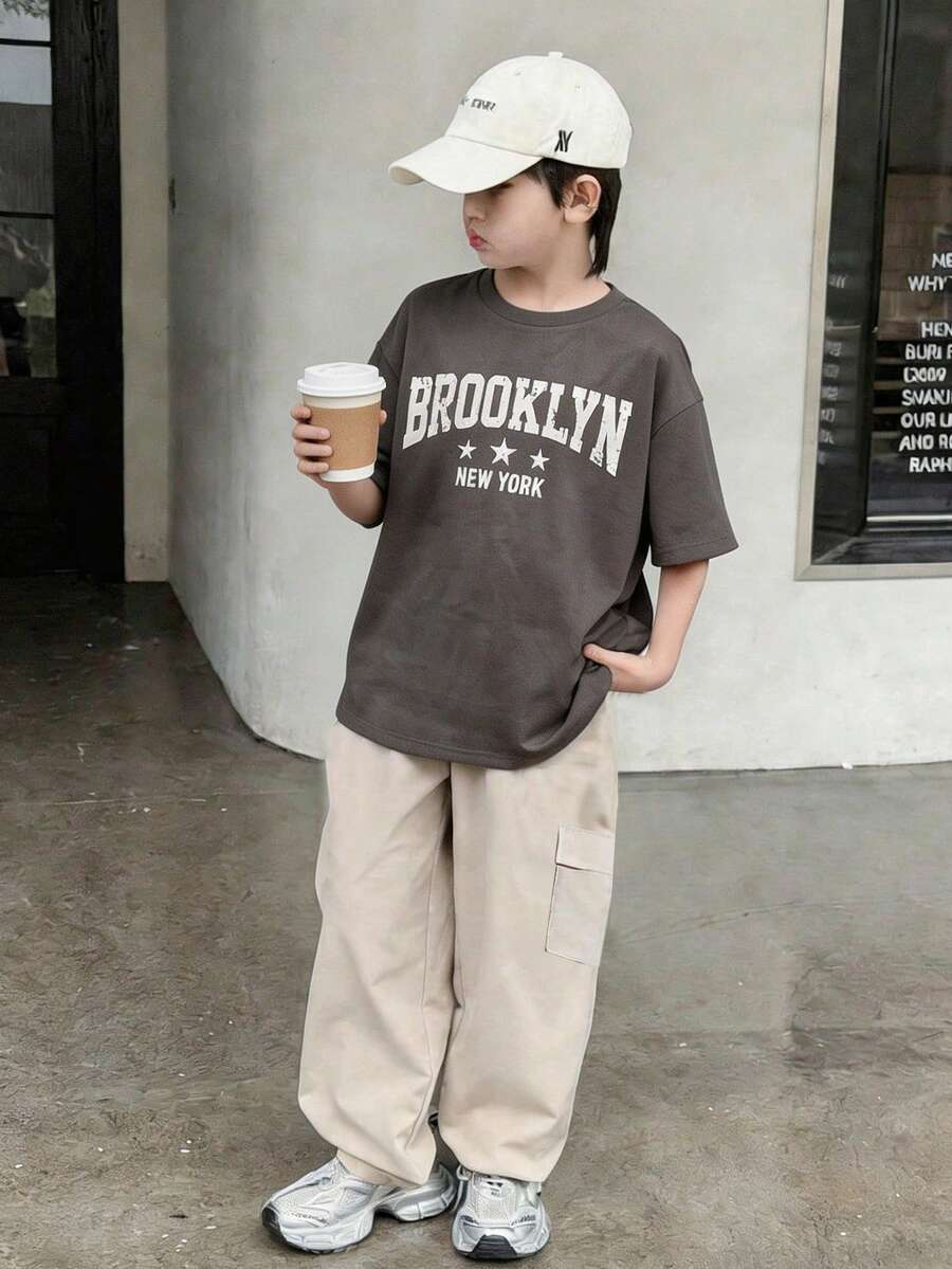 SHEIN 男童简约灰色短袖T恤搭配米色工装裤运动套装，卡其色套装，T恤套装，休闲学院风，面料柔软舒适，Y2K风格，适合春夏、郊游、情人节、约会、旅行、度假、家庭聚会、返校、婚礼、晚宴、运动、生日派对等场合。
