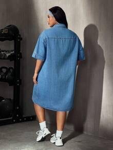 SHEIN Essnce Gaun Denim Kasual Harian Wanita Ukuran Plus dengan Kancing Tunggal - Medium Wash - View 3