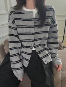DAZY Áo cardigan len nữ dáng rộng tay dài, phối màu khối kẻ sọc, vạt mở, đính patch chữ, mỏng, phong cách thường ngày dạo phố du lịch, cho mùa xuân thu - Xám - Xem 2