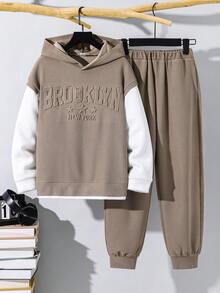 SHEIN 兒童青少年男孩休閒美式復古運動風壓紋圖案連帽卡其色衛衣與運動長褲套裝，適合秋冬、學校、家庭聚會、開學、運動、秋季穿搭、冬季穿搭 - 彩色 - 查看 2