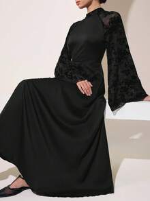 Graceveil Gaun Panjang Lengan Lonceng Kerah Tegak dengan Potongan Pinggang Ramping, Terbuat dari Satin Hitam dan Patchwork Beludru - Hitam - View 4