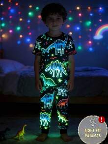Conjunto de pijama de manga corta ajustado con estampado de dinosaurio de dibujos animados que brilla en la oscuridad para niños pequeños, patrón aleatorio - Multicolor - Ver 8
