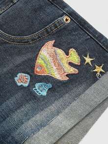 ROMWE Avant 女款卡通魚刺繡口袋捲邊牛仔短褲 - 深色水洗藍 - 查看 3
