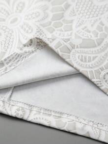 GlowEve CURVE Gaun Pendek Seksi Musim Semi/Panas Bertali Tipis untuk Wanita Ukuran Plus dengan Motif Renda Imitasi, Kerah Model Cowl, dan Tali Bahu Tipis - Putih - View 3