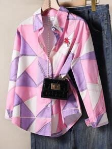 SHEIN 1件女童溫柔多巴胺休閒風襯衫，適合學校、旅行、度假，春秋穿搭，粉紫白幾何拼接馬刺繡翻領單排扣水洗牛仔長袖上衣 - 粉色 - 查看 1