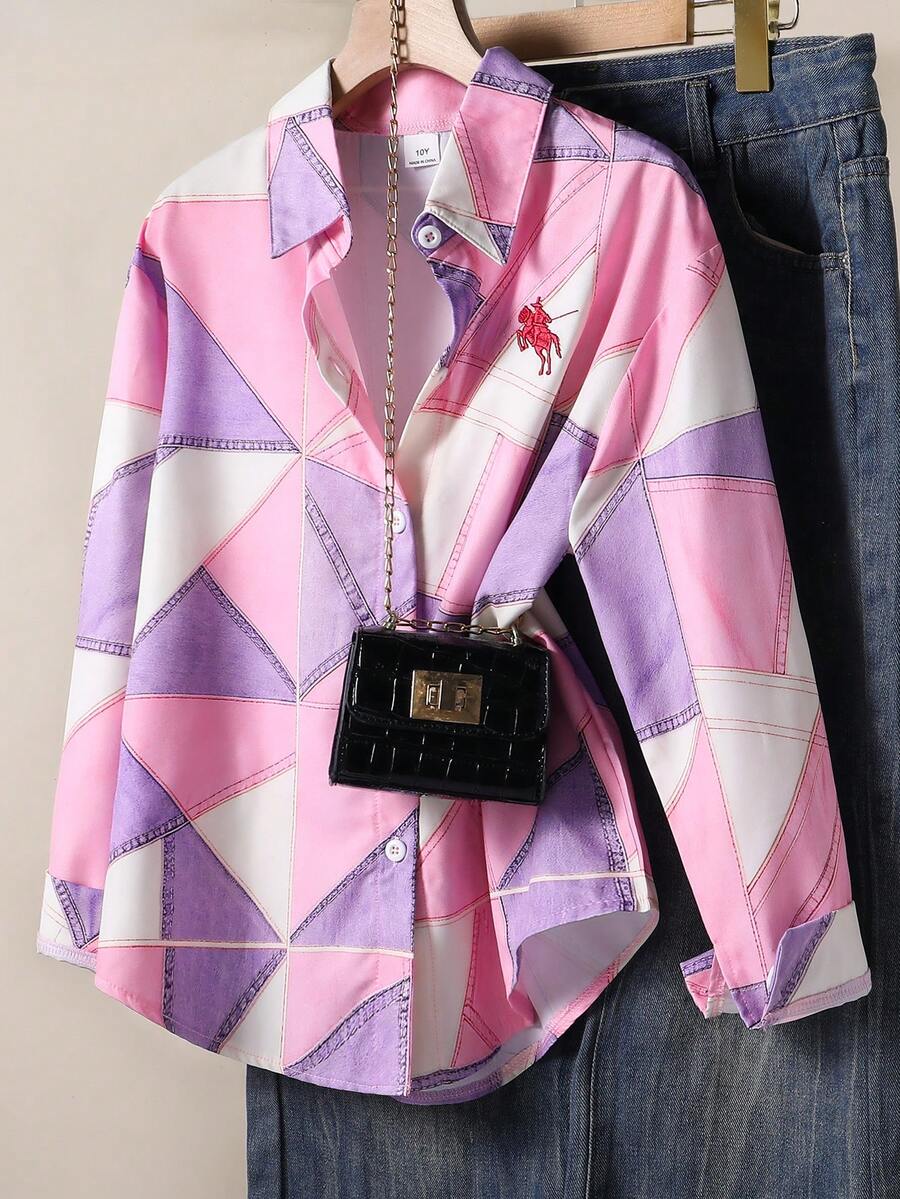 SHEIN 1件女童溫柔多巴胺休閒風襯衫,適合學校、旅行、度假,春秋穿搭,粉紫白幾何拼接馬刺繡翻領單排扣水洗牛仔長袖上衣 - 粉色 - 查看 1
