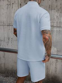 Manfinity Homme 男士純色短袖 Polo 衫與短褲休閒日常穿搭套裝 - 淺藍色 - 查看 2