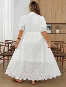 SHEIN CURVE+ 大尺碼女款休閒刺繡領開襟式花卉蕾絲飾邊洋裝，女款度假套裝，波希米亞風度假洋裝，白色洋裝，優雅波希米亞風女裝，白色畢業洋裝，白色女裝，夏季女裝 - 白色 - 查看 2