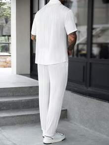 Manfinity CasualCool 男士白色提花短袖襯衫與長褲休閒套裝 - 白色 - 查看 2