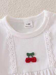 新生兒女嬰居家套裝 櫻桃刺繡蕾絲連身連腳褲與長袖荷葉邊包巾 2件組 - 白色 - 查看 5