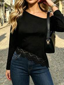 SHEIN PariChic Maglietta casual da donna a tinta unita con orlo asimmetrico e patchwork in pizzo, maglietta casual da donna a tinta unita con scollo asimmetrico, orlo asimmetrico e patchwork in pizzo, stile versatile e adatto a tutto per uso quotidiano, top casual primavera/estate, adatto per vacanze, uscite estive, spiaggia primaverile e varie occasioni - nero - Visualizzare 1