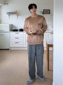 DAZY 秋冬款男士居家休閒套裝，棕色法蘭絨長袖上衣搭配灰色鬆緊腰長褲，附貼袋與標籤設計 - 彩色 - 查看 4
