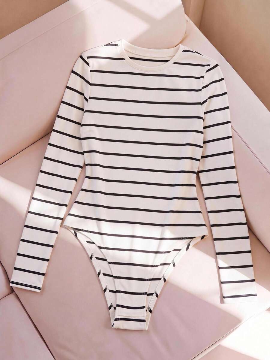 SHEIN BASICS 女款極簡百搭條紋拼色長袖圓領連身衣 - 黑與白 - 查看 1