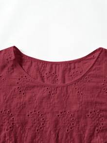 Rusticease 大尺碼度假休閒優雅刺繡鏤空圓領曲擺襯衫，適合早午餐、茶會，酒紅色，2026夏季秋季時尚 - 酒紅色 - 查看 3